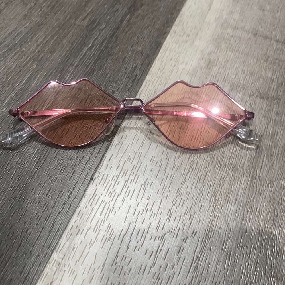 Cute lips glasses from Claire’s in good condition